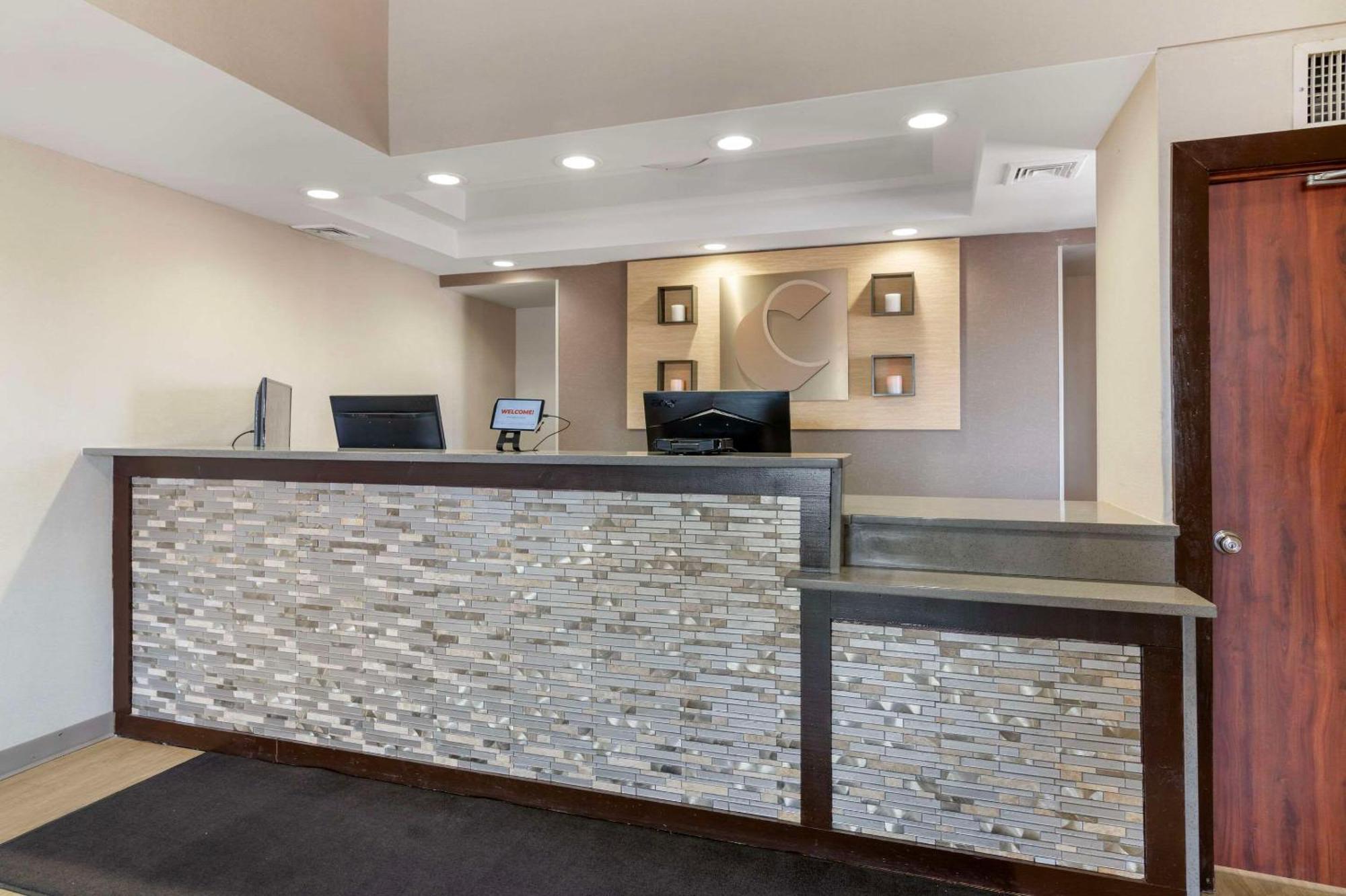 Comfort Inn Airport Manchester Exterior photo
