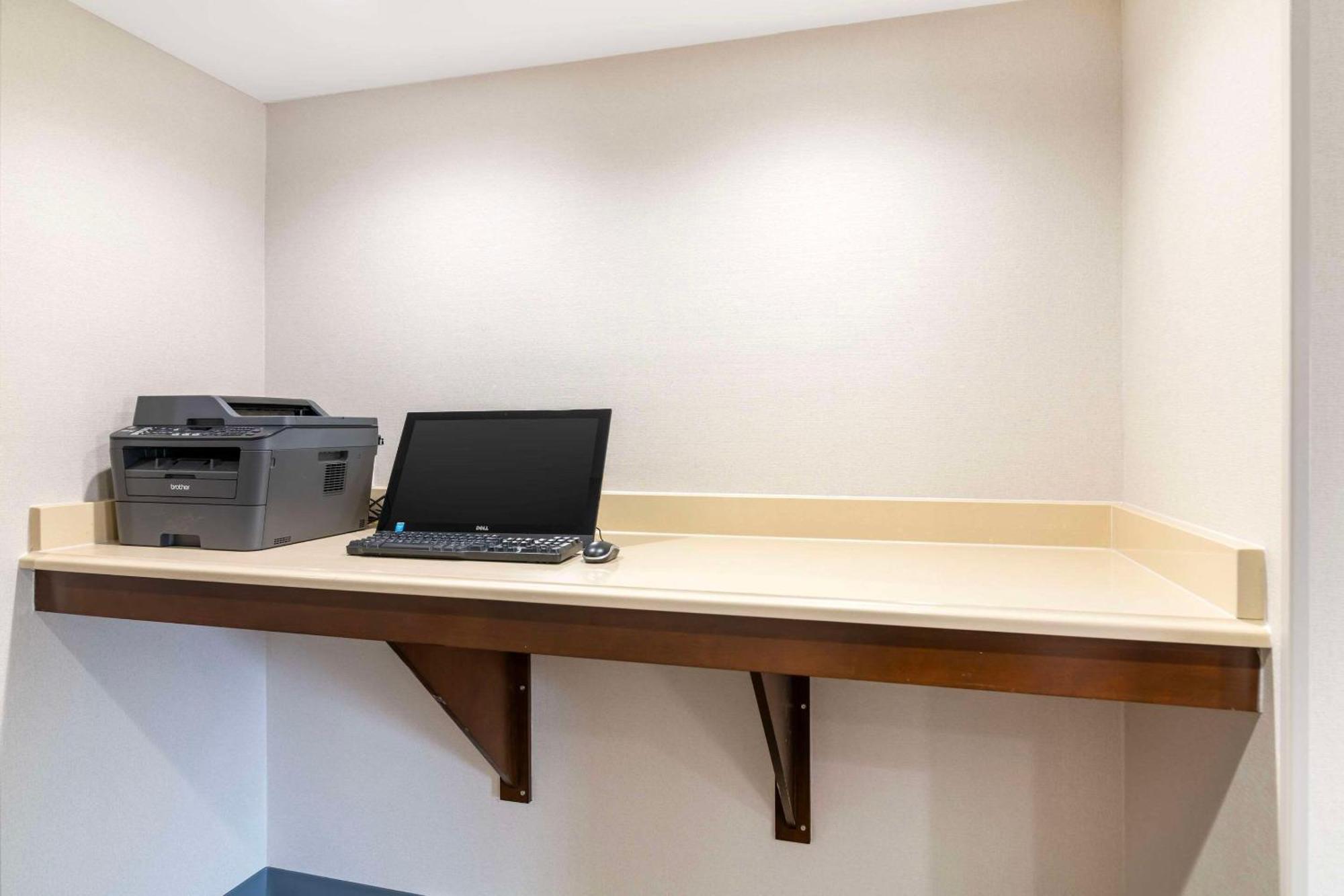 Comfort Inn Airport Manchester Exterior photo